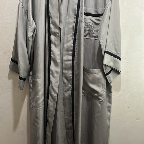CHRISTIAN DIOR-ELEGANT/LT SILVER GREY SILK ROBE W/MATCHING BELT - Picture 2 of 13
